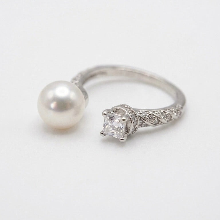 Solas Dual Pearl Ring