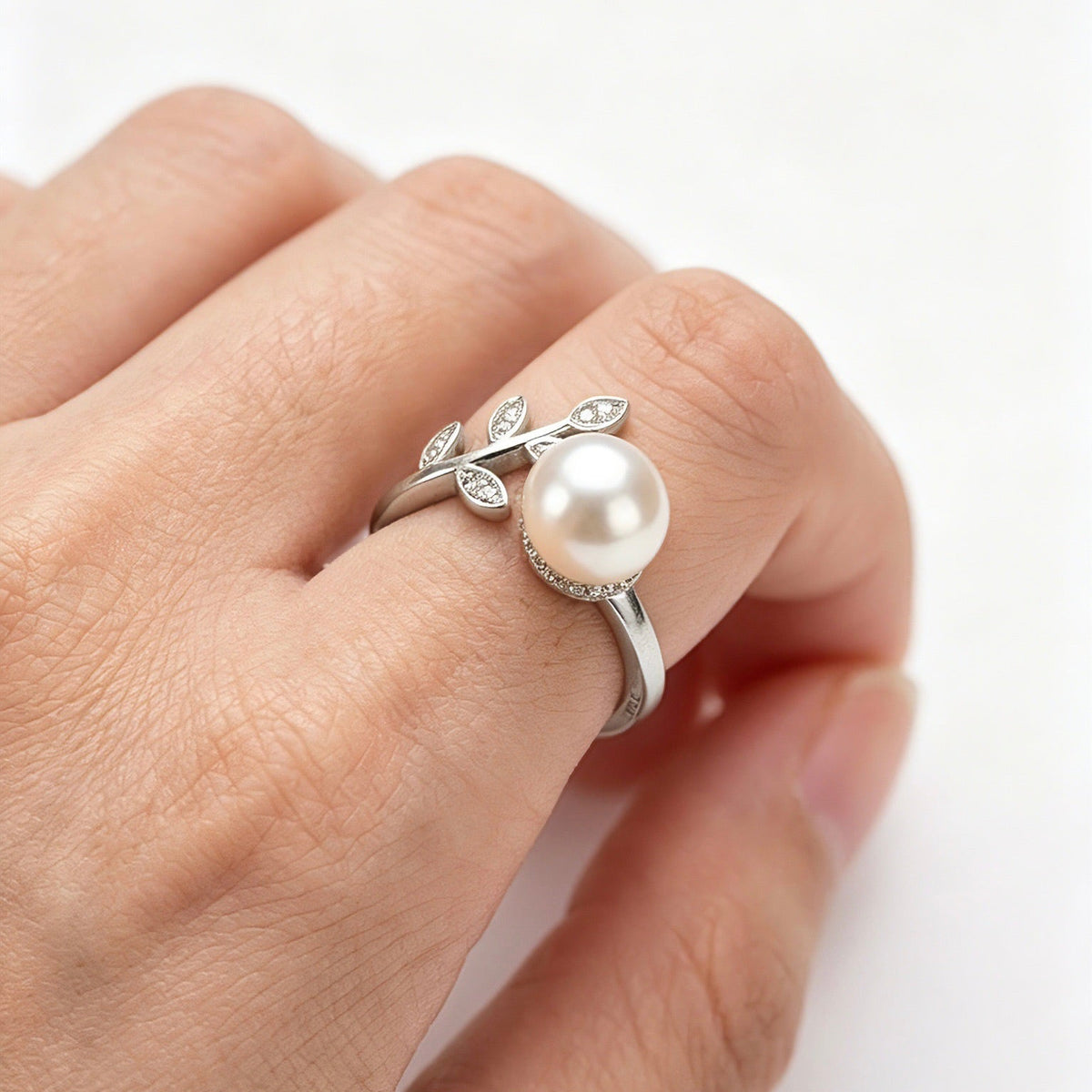 Solas Laurel Pearl Ring