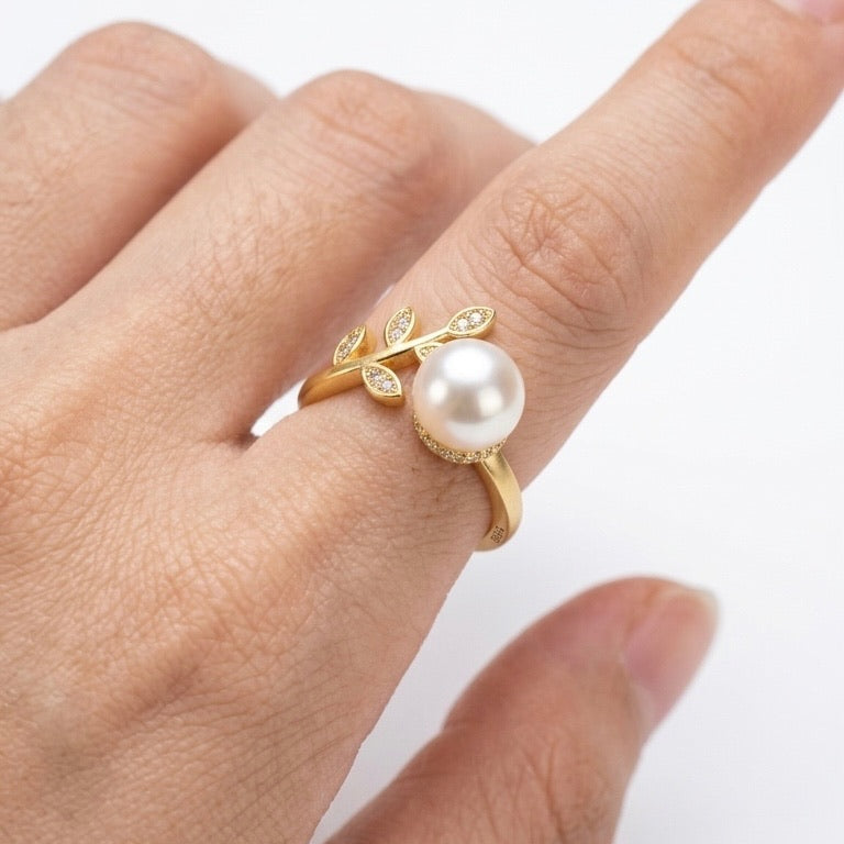 Solas Laurel Pearl Ring